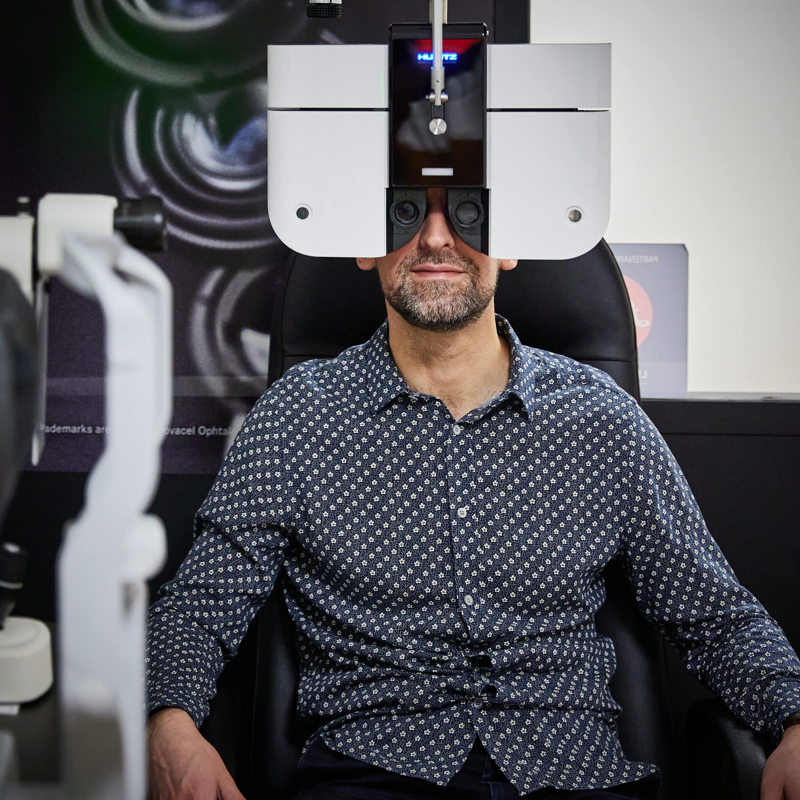 Une personne entrain de suivre un examen des yeux dans un cabinet.